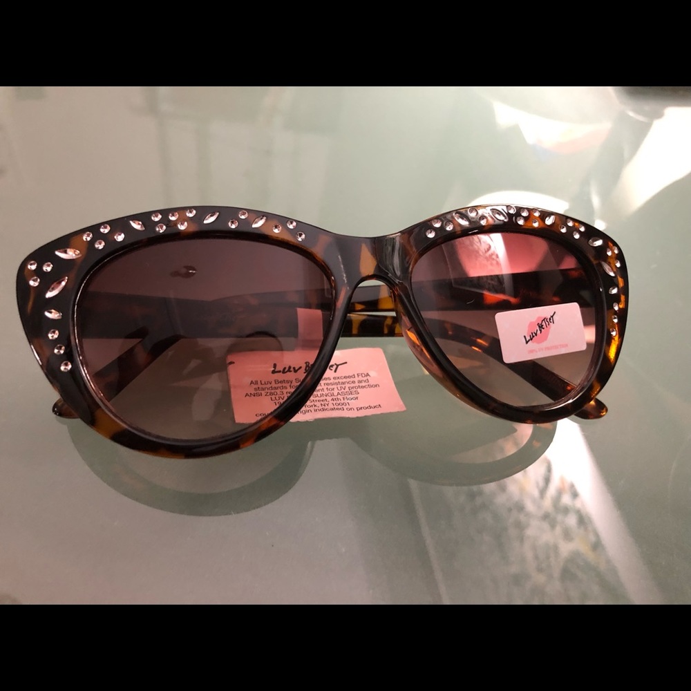 NWT Betsey Johnson Sunglasses